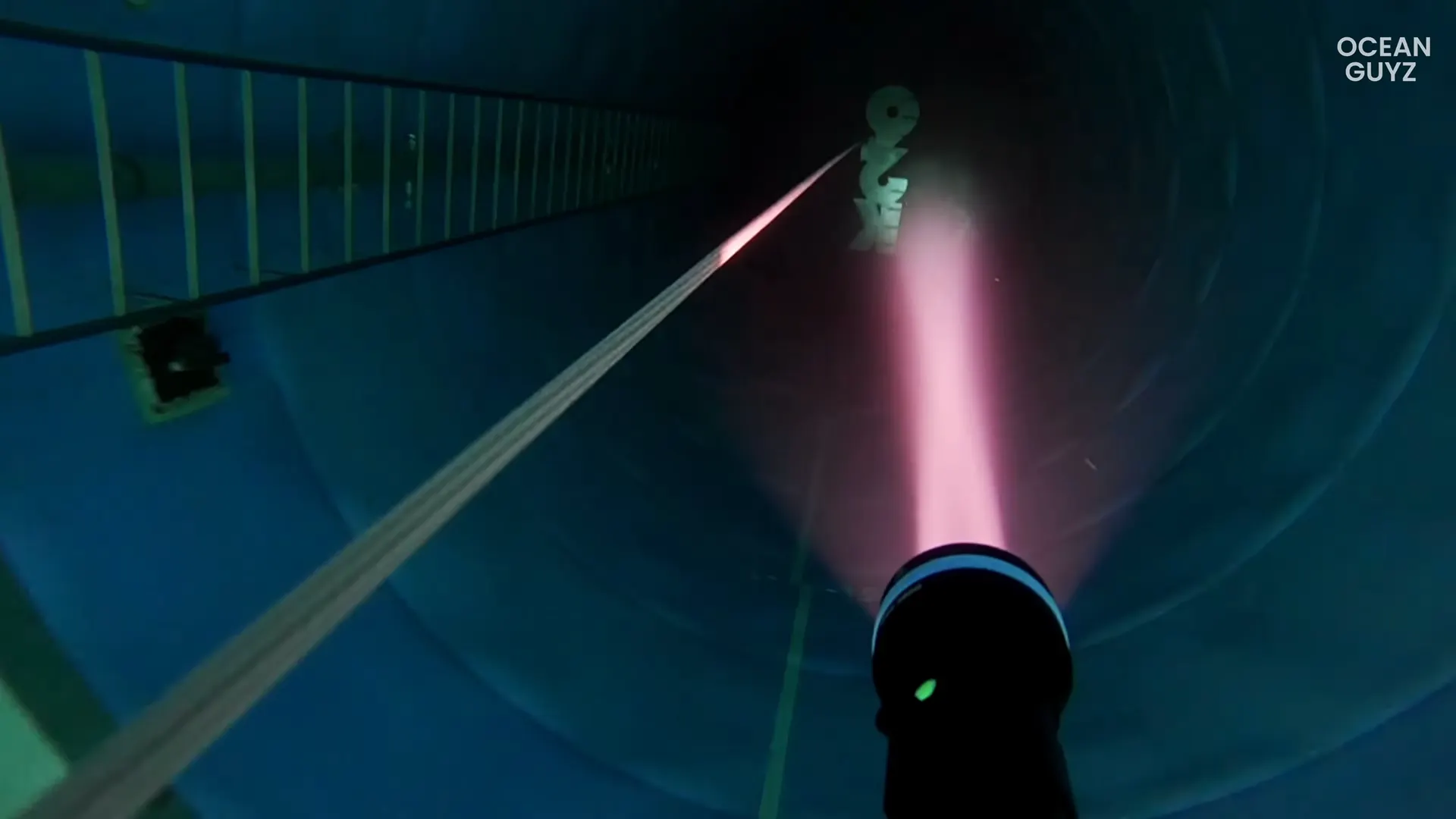 D26 illuminating sign at 26m depth