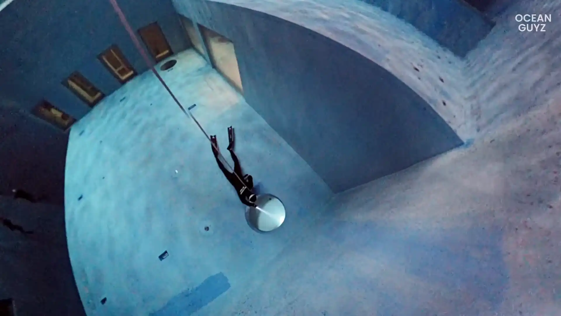 D26 illuminating K26 sign at 26m depth in open water